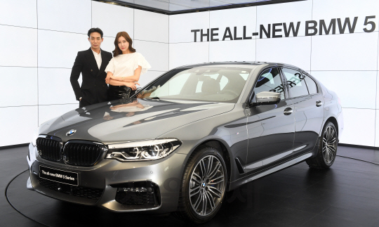 BMW코리아 모델들이 21일 서울 강남구 삼성동 파르나스 타워에서 7세대 뉴 5시리즈를 선보이고 있다. BMW가 새롭게 선보이는 뉴5시리즈는 이전 세대 모델대비 공차중량(유럽기준)을 115kg까지 줄이고, 차체를 전장 4936㎜, 전폭 1868㎜, 전고 1479㎜까지 늘려 넉넉한 탑승공간과 적재용량을 자랑한다. 모든 라인업에 반자율주행기술과 M스포츠 패키지를 기본장착했다./권욱기자ukkwon@sedaily.com