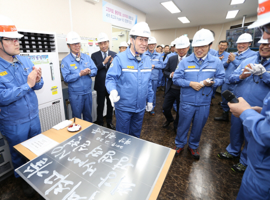 권오준 포스코 회장이 20일 무방향성 전기강판에 휘호를 했다.
