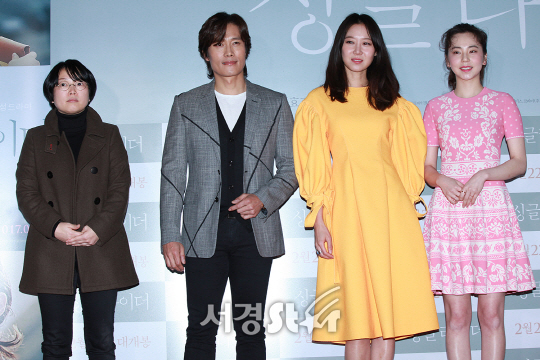 영화 싱글라이더 주역들이 21일 오후 서울 행당동 왕십리 CGV에서 열린 영화 ‘싱글라이더’ VIP시사회에 참석해 포토타임을 갖고 있다.