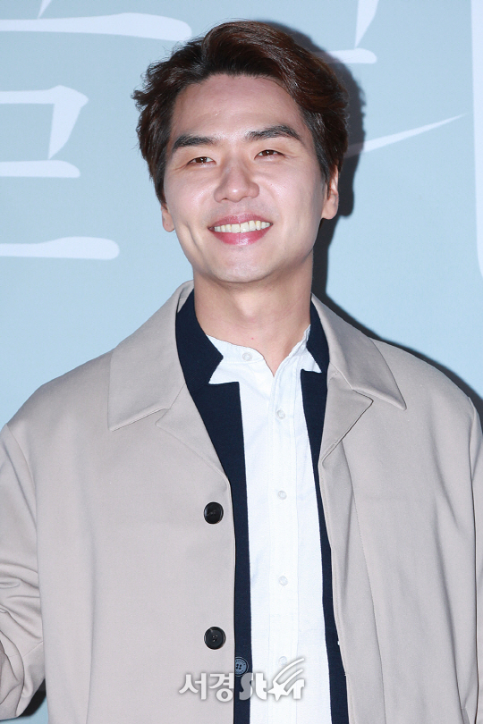 배우 김태훈이 21일 오후 서울 행당동 왕십리 CGV에서 열린 영화 ‘싱글라이더’ VIP시사회에 참석해 포토타임을 갖고 있다.