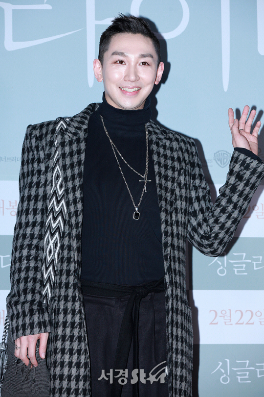 김호영이 21일 오후 서울 행당동 왕십리 CGV에서 열린 영화 ‘싱글라이더’ VIP시사회에 참석해 포토타임을 갖고 있다.