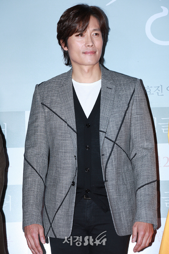 배우 이병헌이 21일 오후 서울 행당동 왕십리 CGV에서 열린 영화 ‘싱글라이더’ VIP시사회에 참석해 포토타임을 갖고 있다.