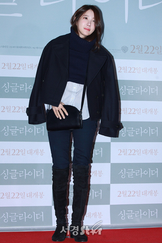 배우 이지아가 21일 오후 서울 행당동 왕십리 CGV에서 열린 영화 ‘싱글라이더’ VIP시사회에 참석해 포토타임을 갖고 있다.