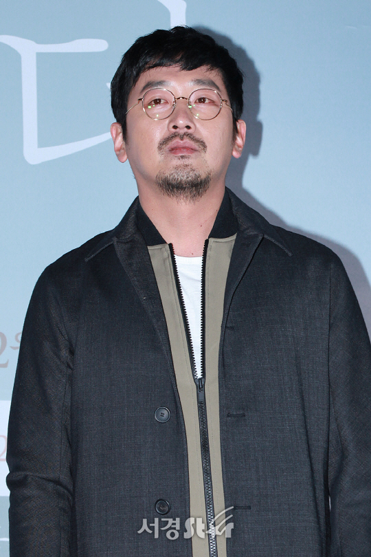 배우 하정우가 21일 오후 서울 행당동 왕십리 CGV에서 열린 영화 ‘싱글라이더’ VIP시사회에 참석해 포토타임을 갖고 있다.