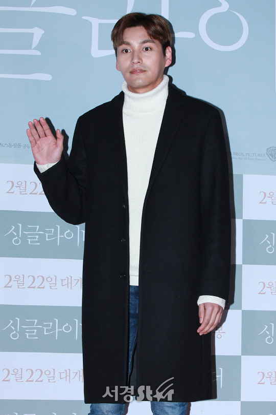 배우 최성준이 21일 오후 서울 행당동 왕십리 CGV에서 열린 영화 ‘싱글라이더’ VIP시사회에 참석해 포토타임을 갖고 있다.