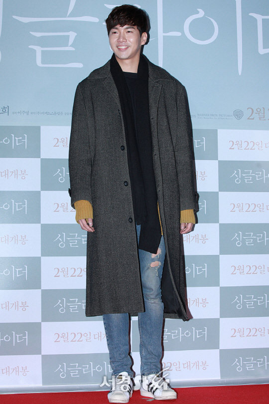배우 이재준이 21일 오후 서울 행당동 왕십리 CGV에서 열린 영화 ‘싱글라이더’ VIP시사회에 참석해 포토타임을 갖고 있다.