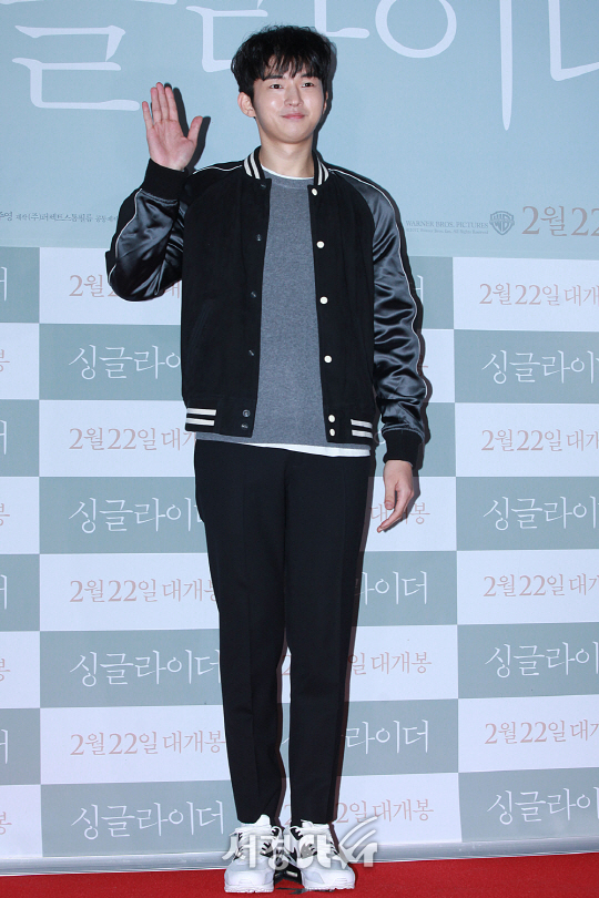 배우 김희찬이 21일 오후 서울 행당동 왕십리 CGV에서 열린 영화 ‘싱글라이더’ VIP시사회에 참석해 포토타임을 갖고 있다.