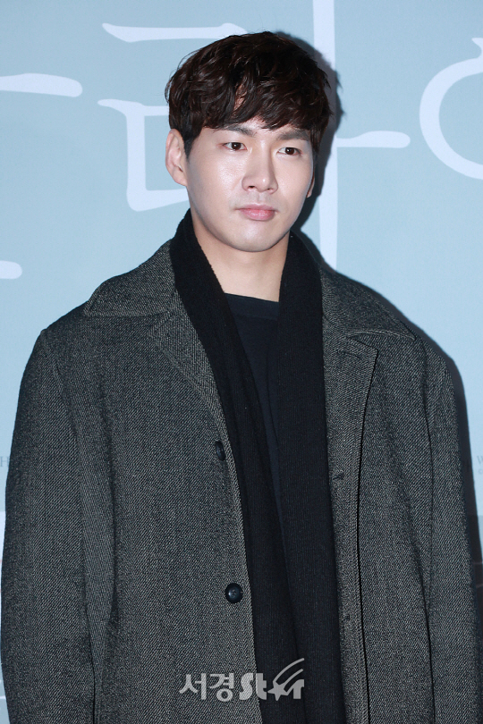 배우 이재준이 21일 오후 서울 행당동 왕십리 CGV에서 열린 영화 ‘싱글라이더’ VIP시사회에 참석해 포토타임을 갖고 있다.