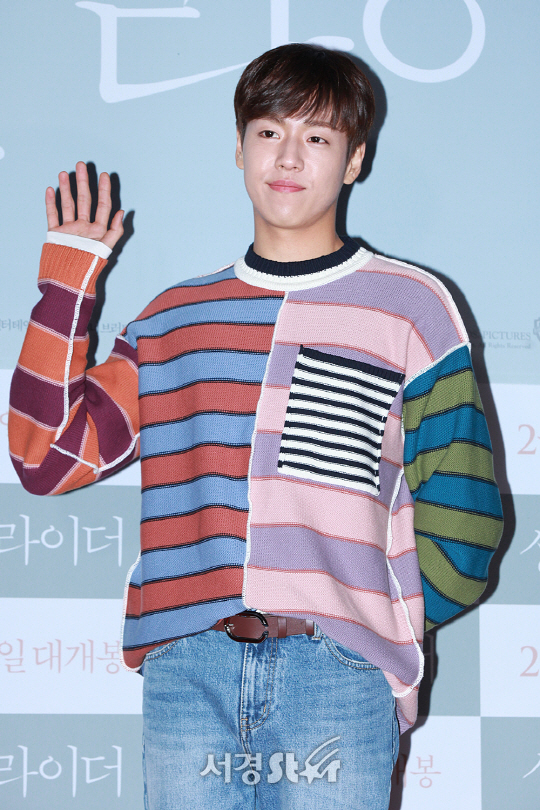 배우 이현우가 21일 오후 서울 행당동 왕십리 CGV에서 열린 영화 ‘싱글라이더’ VIP시사회에 참석해 포토타임을 갖고 있다.