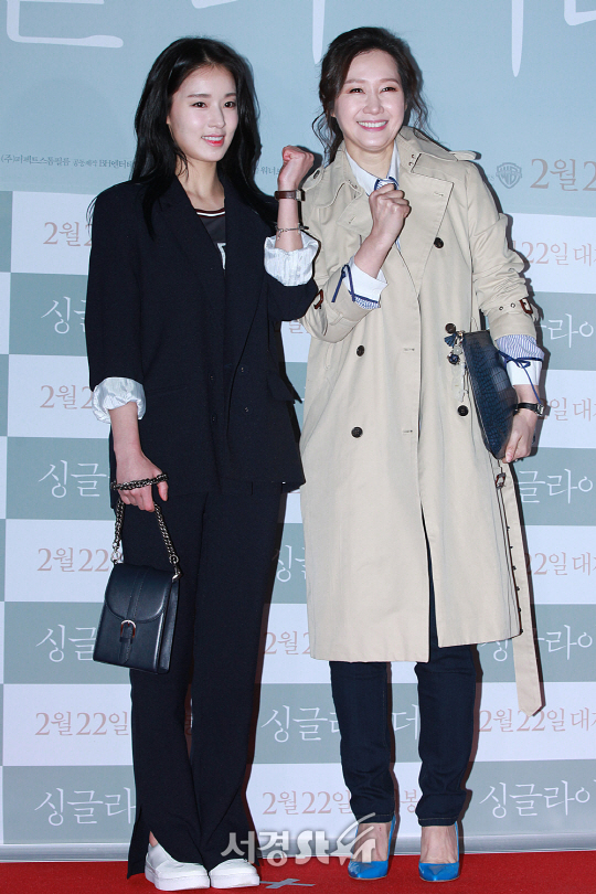 배우 박환휘와 배해선이 21일 오후 서울 행당동 왕십리 CGV에서 열린 영화 ‘싱글라이더’ VIP시사회에 참석해 포토타임을 갖고 있다.