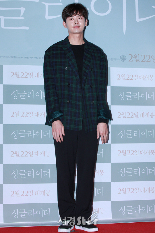 배우 이지훈이 21일 오후 서울 행당동 왕십리 CGV에서 열린 영화 ‘싱글라이더’ VIP시사회에 참석해 포토타임을 갖고 있다.