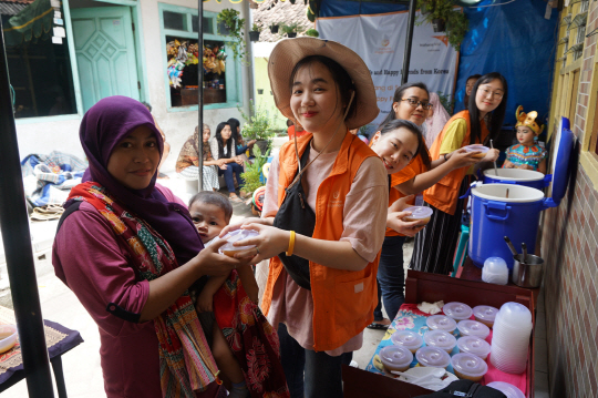 한화생명 해피프렌즈 청소년 봉사단원들이 21일 인도네시아 수라바야 지역 보건소에서 어린이들을 위해 이유식을 준비하고 있다. 해피프렌즈 청소년봉사단은 한화생명과 월드비전이 지난 2006년 함께 창단했으며, 지금까지 4,000여명의 청소년이 봉사 활동에 참여했다./사진제공=한화생명