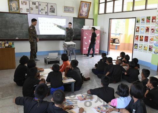 해군 장병들이 공병활동 기간 동안 태국 학생들을 대상으로 한국어 교실을 개설해 회화를 강습하고있다. /사진제공=해군 5전단