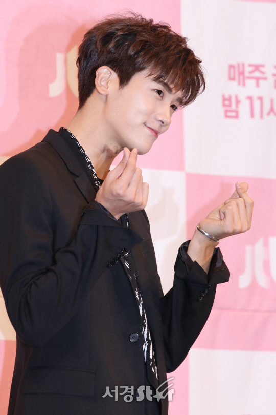 배우 박형식이 22일 열린 JTBC ‘힘쎈여자 도봉순’ 제작발표회에 참석해서 포토타임을 갖고 있다.
