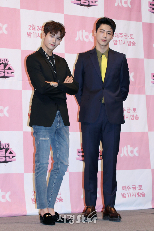 배우 박형식과 지수가 22일 열린 JTBC ‘힘쎈여자 도봉순’ 제작발표회에 참석해서 포토타임을 갖고 있다.
