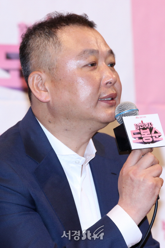이형민 감독이 22일 열린 JTBC ‘힘쎈여자 도봉순’ 제작발표회에 참석해서 인사말을 하고 있다.