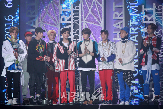 NCT127 멤버들이 22일 오후 서울 잠실 송파구 잠실 실내 체육관에서 열린 ‘2017 가온차트 K-POP 어워드(제6회 가온차트 뮤직 어워즈)’에 참석해 수상을 하고있다.