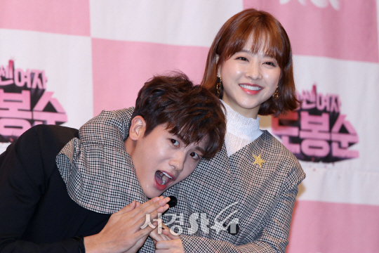 배우 박형식과 박보영이 22일 열린 JTBC ‘힘쎈여자 도봉순’ 제작발표회에 참석해서 포토타임을 갖고 있다.