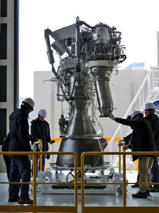 항공우주연구원 관계자들이 한국형 발사체에 들어가는 75톤 액체 엔진을 조립하고 있다. /사진=항우연