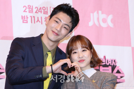 배우 지수와 박보영이 22일 열린 JTBC ‘힘쎈여자 도봉순’ 제작발표회에 참석해서 포토타임을 갖고 있다.