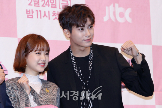 배우 박보영과 박형식이 22일 열린 JTBC ‘힘쎈여자 도봉순’ 제작발표회에 참석해서 포토타임을 갖고 있다.
