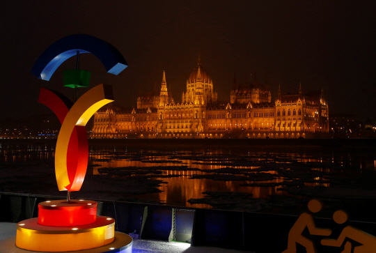 2024 부다페스트 올림픽 상징물 뒤로 헝가리 국회의사당 건물이 보이고 있다. /로이터연합뉴스