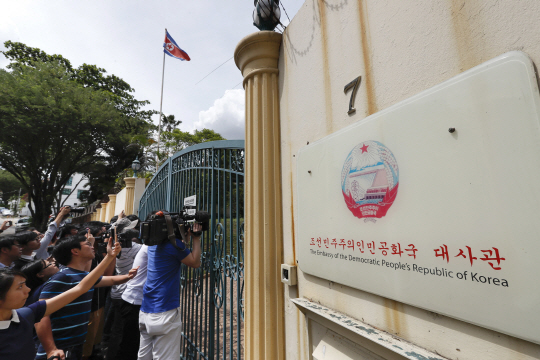 주말레이시아 북한 대사관 앞에 취재진들이 몰려있다./쿠알라룸푸르=AP연합뉴스
