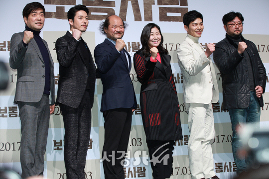 영화 ‘보통사람’ 출연진들이 23일 오전 11시 서울 압구정동 압구정 CGV에서 열린 영화 ‘보통사람’ 제작보고회에 참석해 포토타임을 갖고 있다.