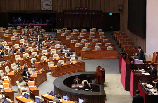 정세균 국회의장이 23일 오후 서울 여의도 국회에서 열린 본회의에서 개회 선언을 하고 있다. /연합뉴스