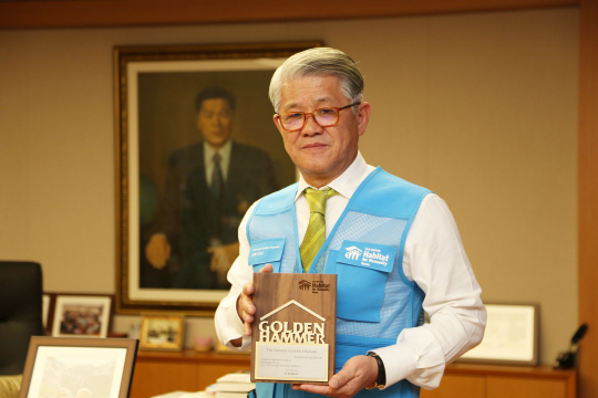 최신원 SK네트웍스 회장이 23일 한국해비타트의 고액 개인 후원자인 ‘더프리미어 골든해머’ 회원 위촉식을 마친 후 기념촬영을 하고 있다. /사진제공=한국해비타트