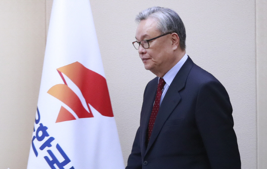 자유한국당 인명진 비상대책위원장이 23일 서울 여의도 자유한국당 당사에서 열린 정책발표 기자간담회에 입장하고 있다. /연합뉴스