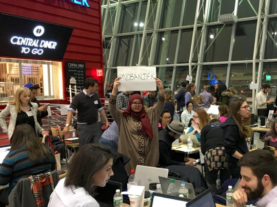 뉴욕JFK 공항 4번 터미널에 모인 변호사들이 자원봉사로 이민자를 위해 무료 법률지원서비스를 제공하고있다./사진=줄리김 뉴욕 맨해튼 컨설팅사 Do Dream Inc. 매니저(교육파트 총괄)