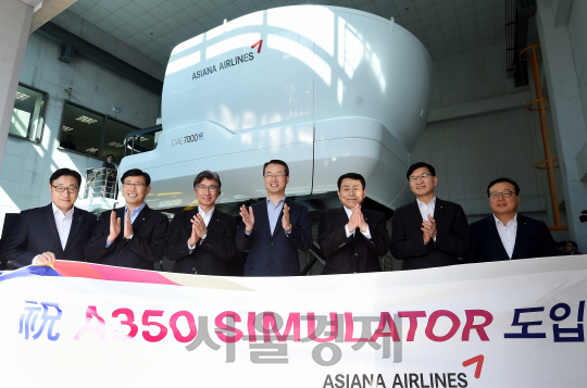 아시아나항공은 23일 서울시 강서구 오쇠동 아시아나타운 운항훈련동에서 김수천 사장(왼쪽 네번째)을 비롯한 임직원들이 참석한 가운데 A350-900 시뮬레이터 도입식을 갖고 있다./이호재기자