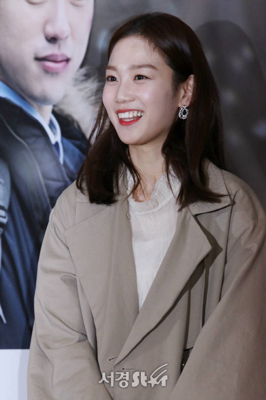 배우 장희령이 23일 열린 영화 ‘눈발’ VIP 시사회에 참석해 포즈를 취하고 있다.