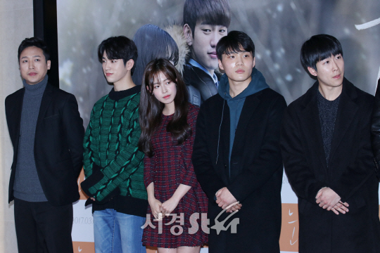 영화 ‘눈발’ 출연배우들이 23일 열린 영화 ‘눈발’ VIP 시사회에 참석해 포즈를 취하고 있다.
