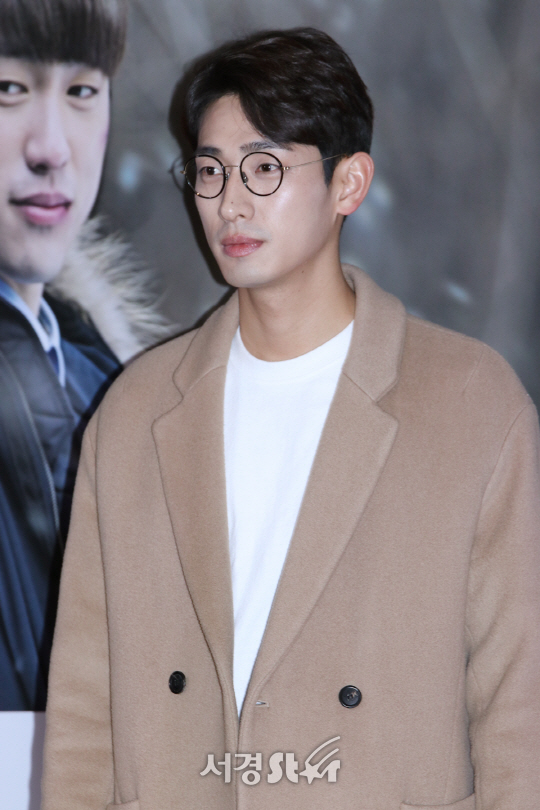 배우 윤박이 23일 열린 영화 ‘눈발’ VIP 시사회에 참석해 포즈를 취하고 있다.