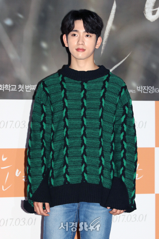 배우 박진영(GOT7)이 23일 열린 영화 ‘눈발’ 언론시사회에 참석해 포토타임을 갖고 있다.