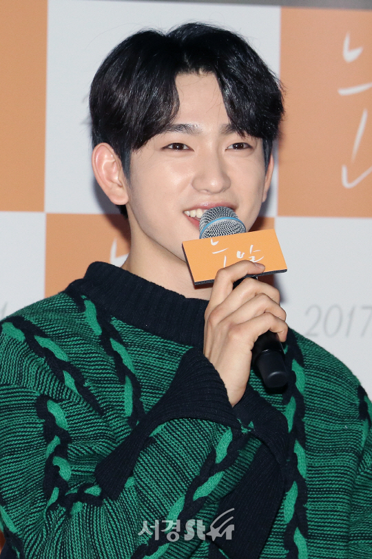 배우 박진영(GOT7)이 23일 열린 영화 ‘눈발’ 언론시사회에 참석해 인사말을 하고 있다.