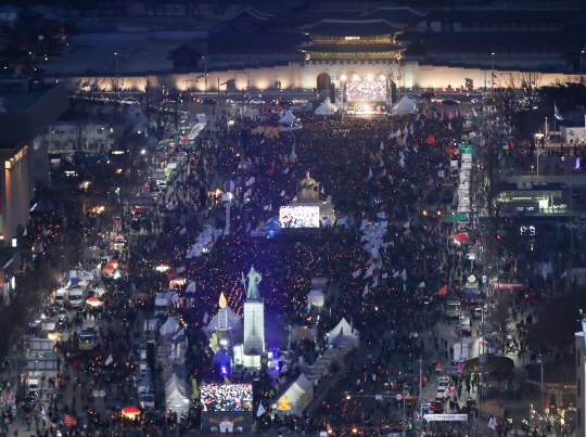 탄핵 '심판의 날' 임박...주말 촛불 대 태극기 집회 세대결 절정