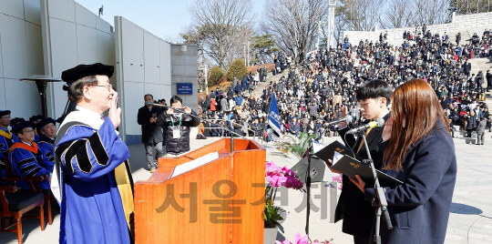 24일 오전 연세대 노천극장에서 신입생 입학식이 열리고 있다. /사진제공=연세대