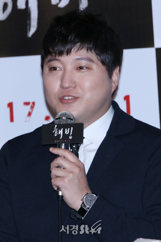 배우 김대명이 24일 열린 영화 ‘해빙’ 언론시사회에 참석해 인사말을 하고 있다.
