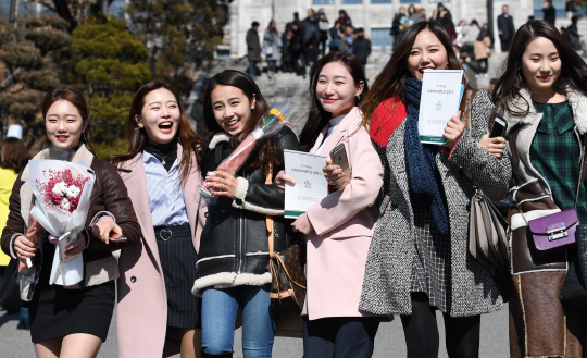 24일 서울 서대문구 이화여대에서 ‘2017 입학식’에 참석한 신입생들이 환하게 웃으며 교정을 둘러보고 있다.  /송은석기자