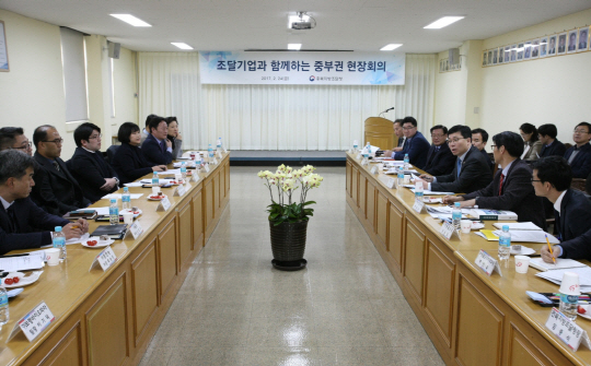 정양호(사진 오른쪽에서 세번째) 조달청장이 바이오산업 관련 생산업체 관계자들과 바이오산업 성장방안에 대해 토론하고 있다. 사진제공=조달청