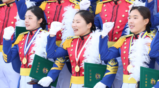 24일 오후 서울 노원구 육군사관학교에서 열린 육사 73기 졸업식에서 1·2·3등을 각각 차지한 이은애(오른쪽), 김미소(왼쪽), 이효진 생도가 파이팅을 외치고 있다. 여생도가 졸업 성적 1~3등을 모두 차지한 것은 육군사관학교 개교 이래 처음이다. /연합뉴스