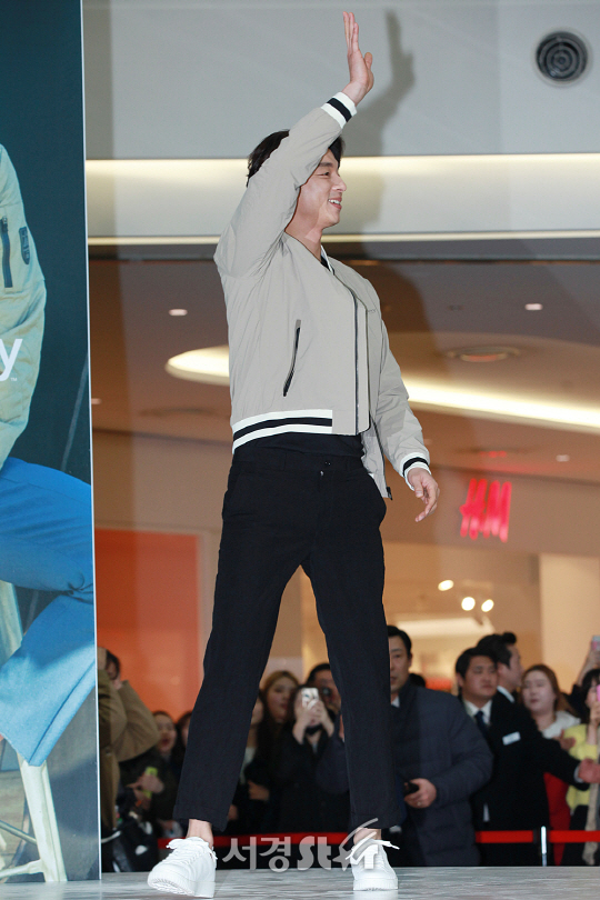 배우 공유가 24일 오후 서울 영등포구 영등포 타임스퀘어에서 열린 디스커버리 팬사인회 행사에 참석해 포토타임을 갖고 있다.