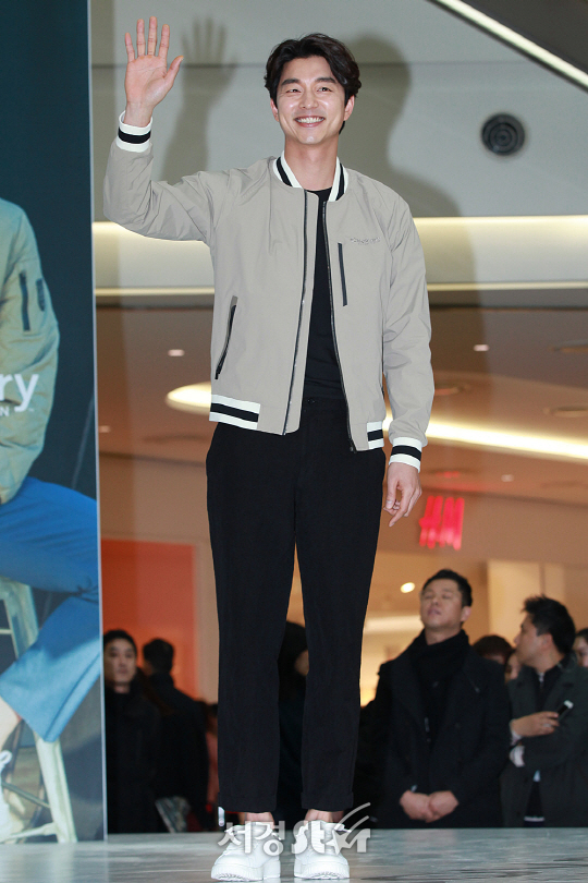 배우 공유가 24일 오후 서울 영등포구 영등포 타임스퀘어에서 열린 디스커버리 팬사인회 행사에 참석해 포토타임을 갖고 있다.