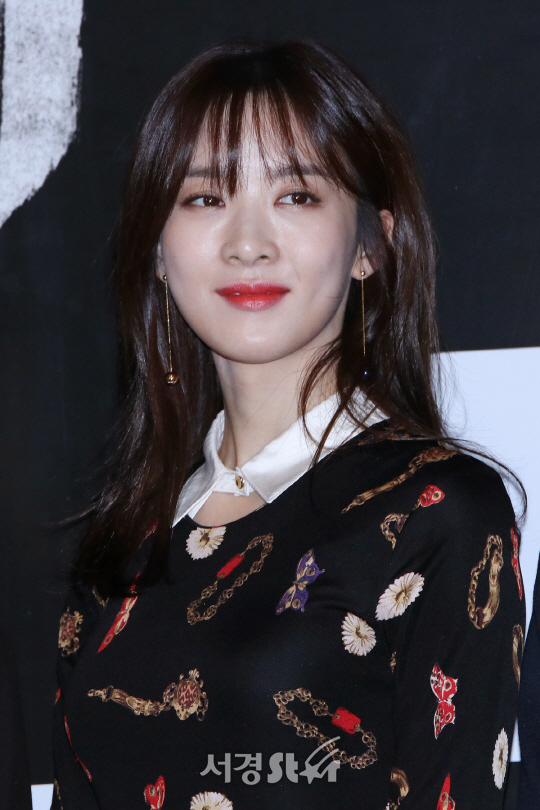 배우 이청아가 24일 열린 영화 ‘해빙’ 언론시사회에 참석해 포토타임을 갖고 있다.