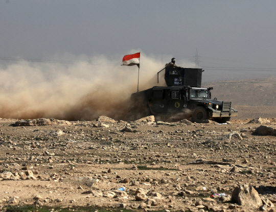 이라크 특수부대인 대테러부대(CTS)가 24일(현지시간) 모술 서부 지역에 진입하고 있다./모술=AP연합뉴스