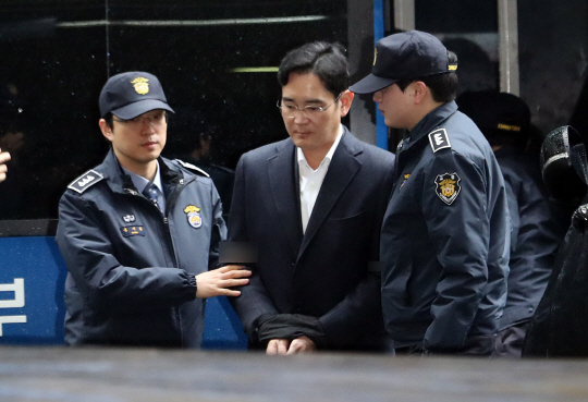 이재용 삼성전자 부회장이 구속 후 세 번째 조사를 받기 위해 22일 서울 강남구 대치동 특검 사무실에 도착하고 있다./연합뉴스