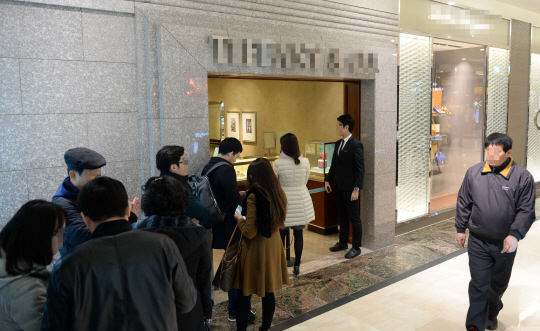 서울 한 백화점의 명품관. 사람들이 매장에 들어가기 위해 줄을 서 있다./권욱 기자